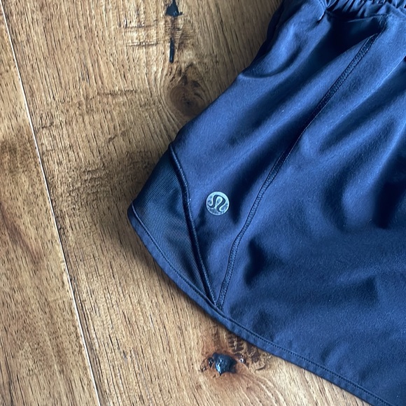 LULU-LEMON WOMENS SHORTS - Picture 3 of 3